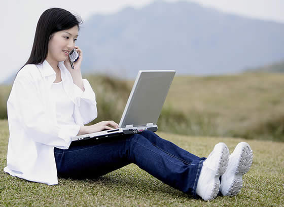 美女玩电脑，如何防护电脑辐射