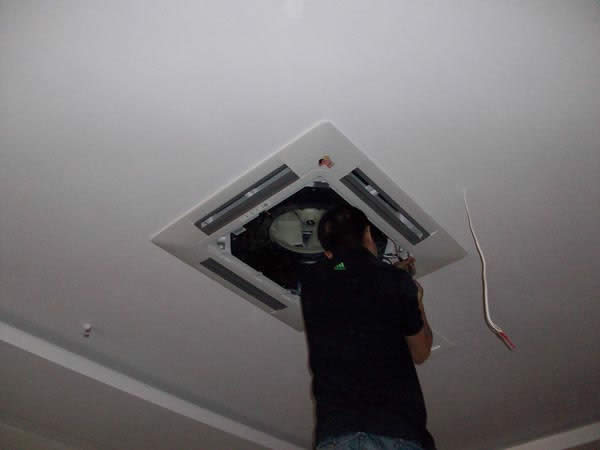 海尔四面出风嵌入机安装面板时--济南中央空调