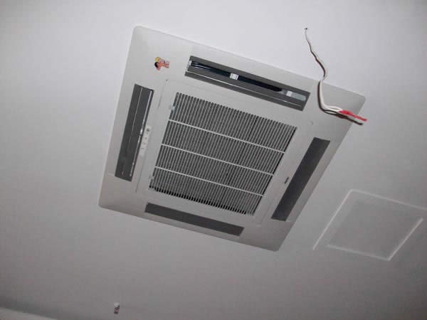 海尔四面出风嵌入机安装面板后--济南中央空调