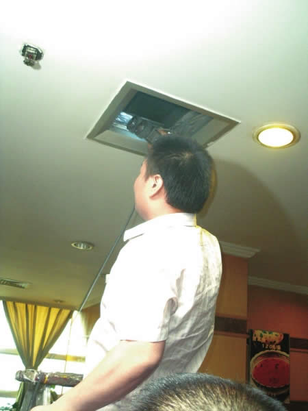 执法人员将机器人放入通风管道