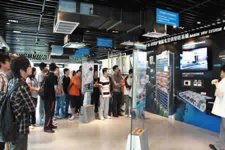 高校学生参观大金空调展厅