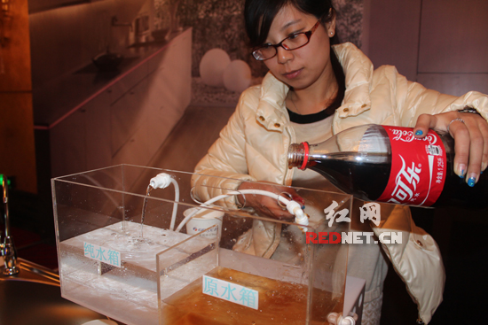 工作人员现场演示净水器的功能